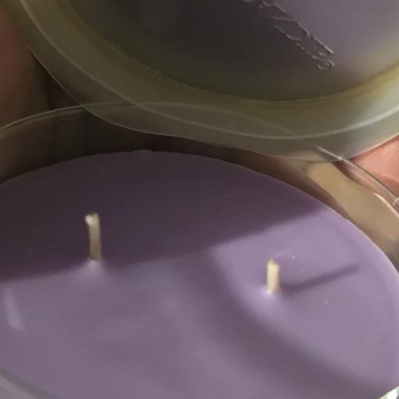 Yankee 2 Wick Lillac Candle - Picture 2 of 2